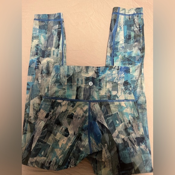 Lululemon High Rise Crop Leggings. Size 2. Blue Green Print. - Picture 3 of 4